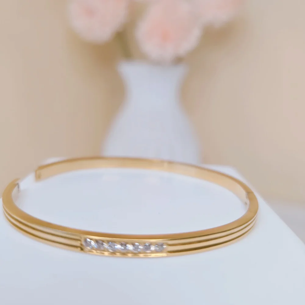 🏷NEW‎ 18K Gold-plated Bangle Bracelet with Crystal Accents